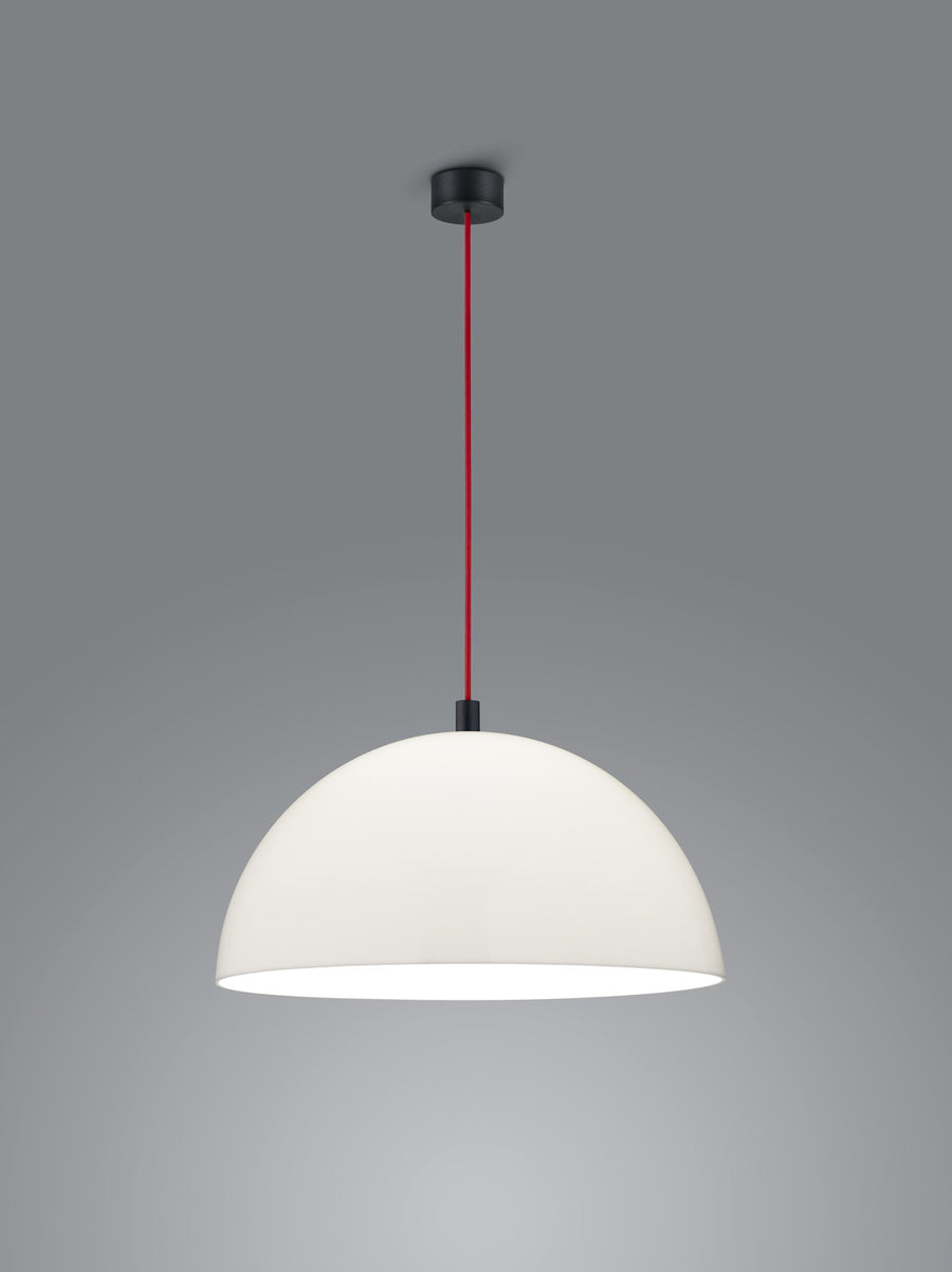 Vue rapprochée du luminaire suspendu blanc, abat-jour bombé et câble rouge.