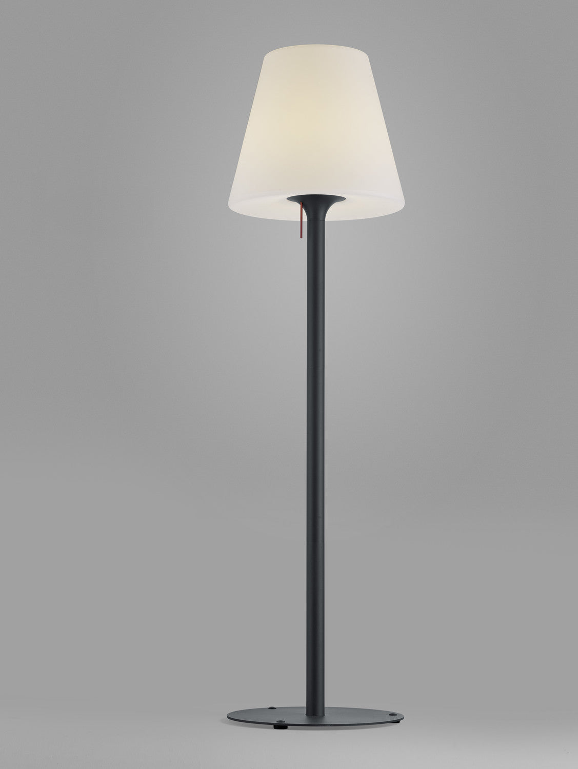 Lampadaire anthracite à abat-jour conique blanc, présenté de face sur fond gris.