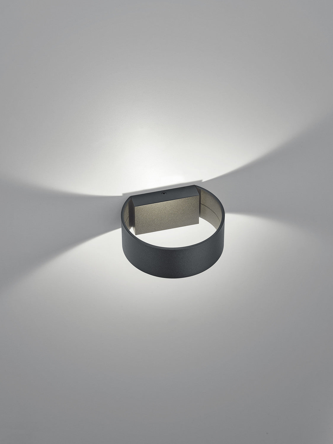 Vue rapprochée du boîtier cylindrique noir et de son diffuseur doré interne