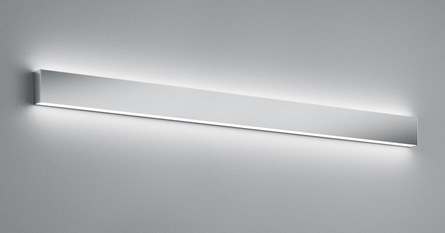 Profil rectangulaire fin du luminaire diffusant une lumière rasante vers le mur
