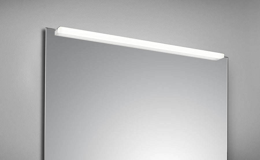 Vue rapprochée du bandeau lumineux fin posé sur le bord supérieur