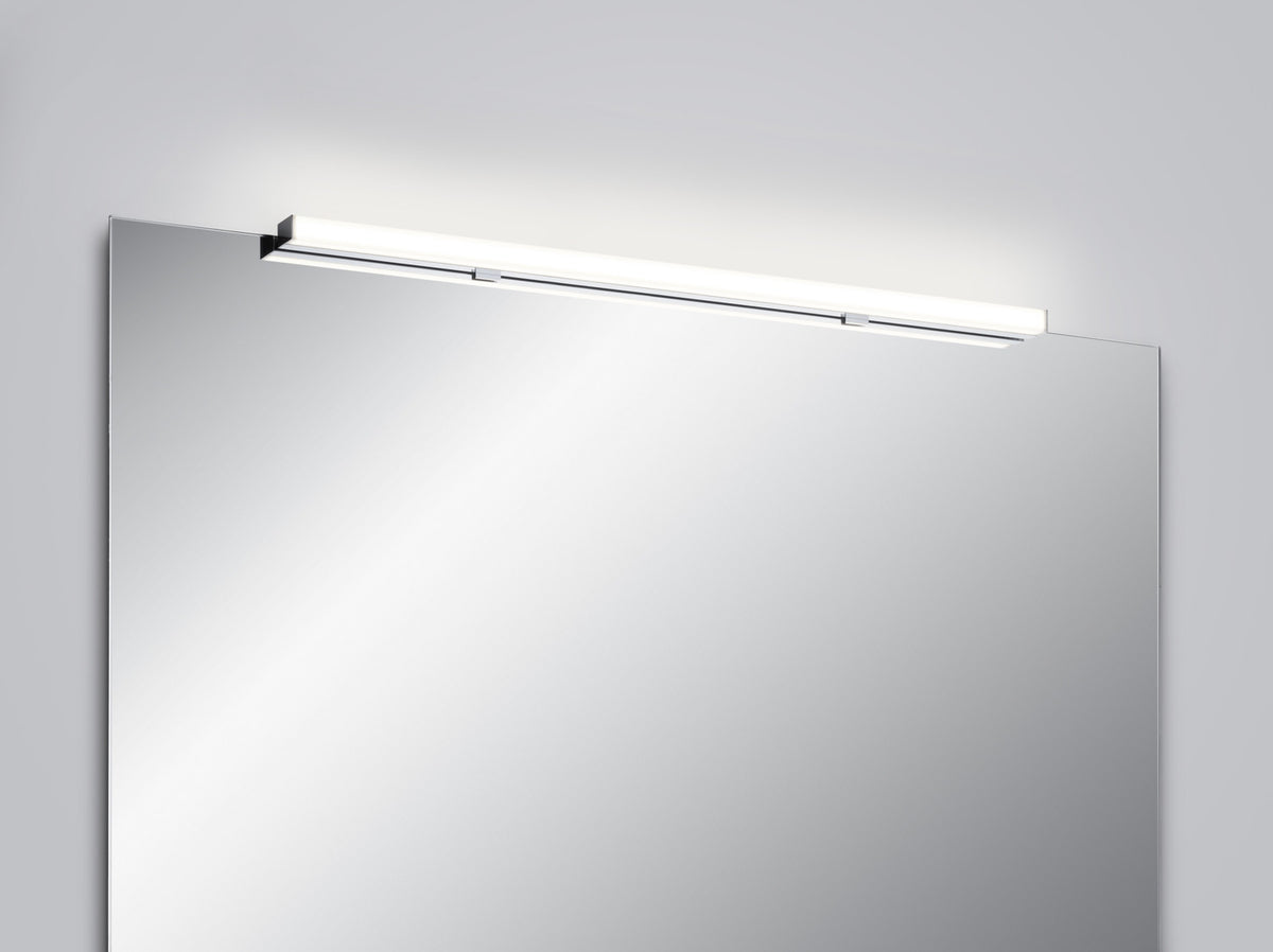 Vue de face du luminaire linéaire chromé fixé au-dessus d'un miroir de salle de bain