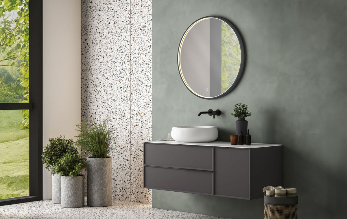 Miroir ovale lumineux suspendu au mur vert d'une salle de bain moderne