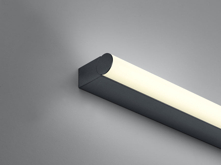 Détail de l'embout noir mat et du diffuseur blanc du luminaire