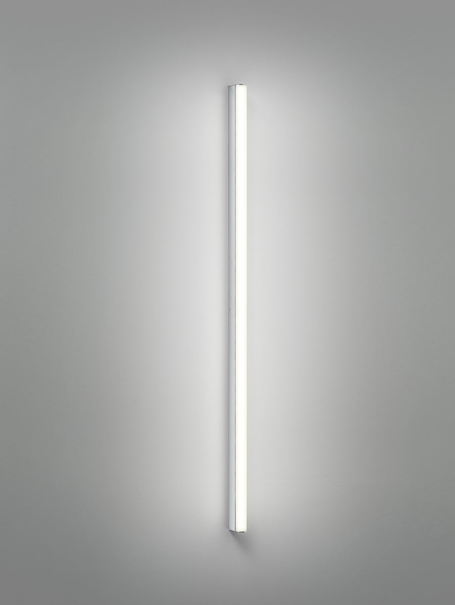 Présentation verticale du tube lumineux blanc monté seul sur un mur gris