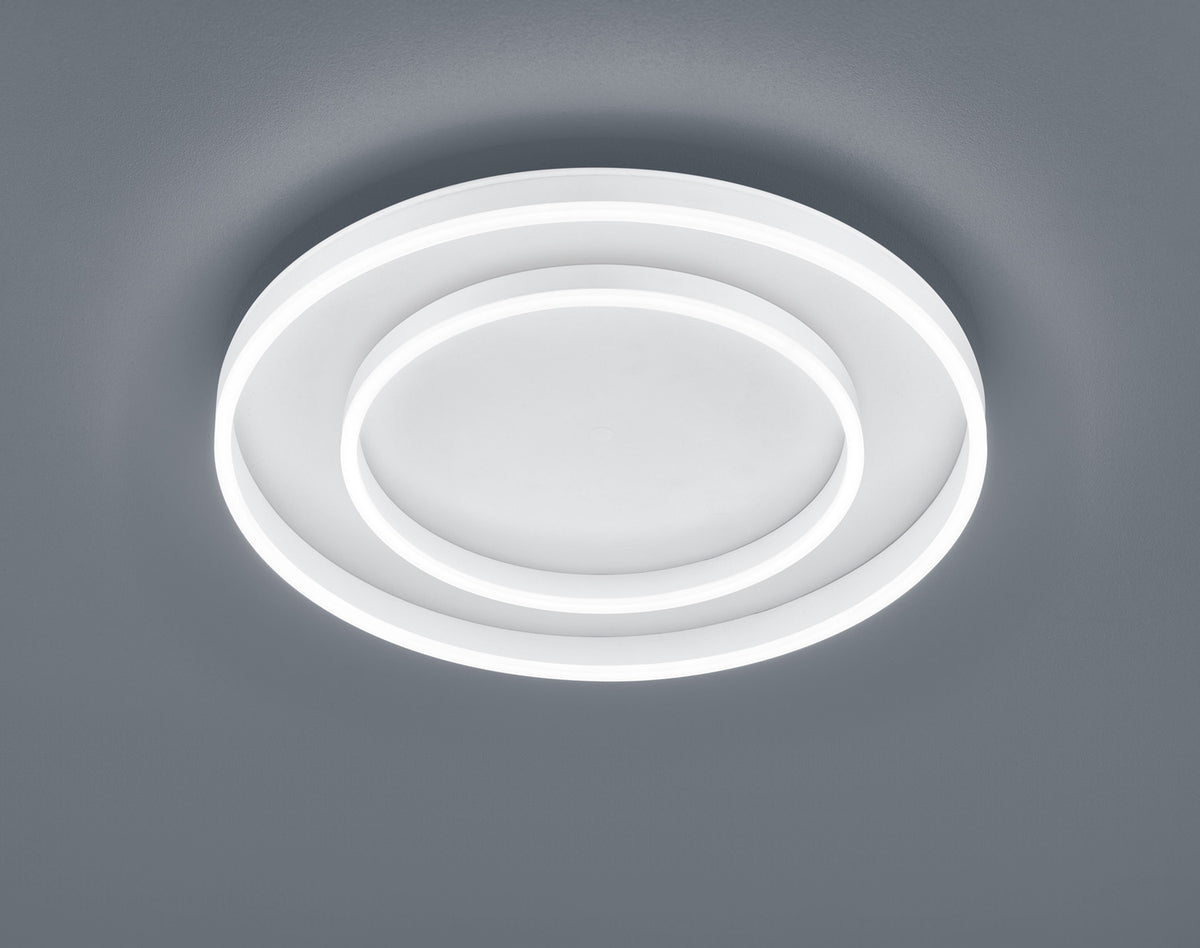 Vue de dessous du plafonnier rond blanc allumé, deux anneaux lumineux concentriques