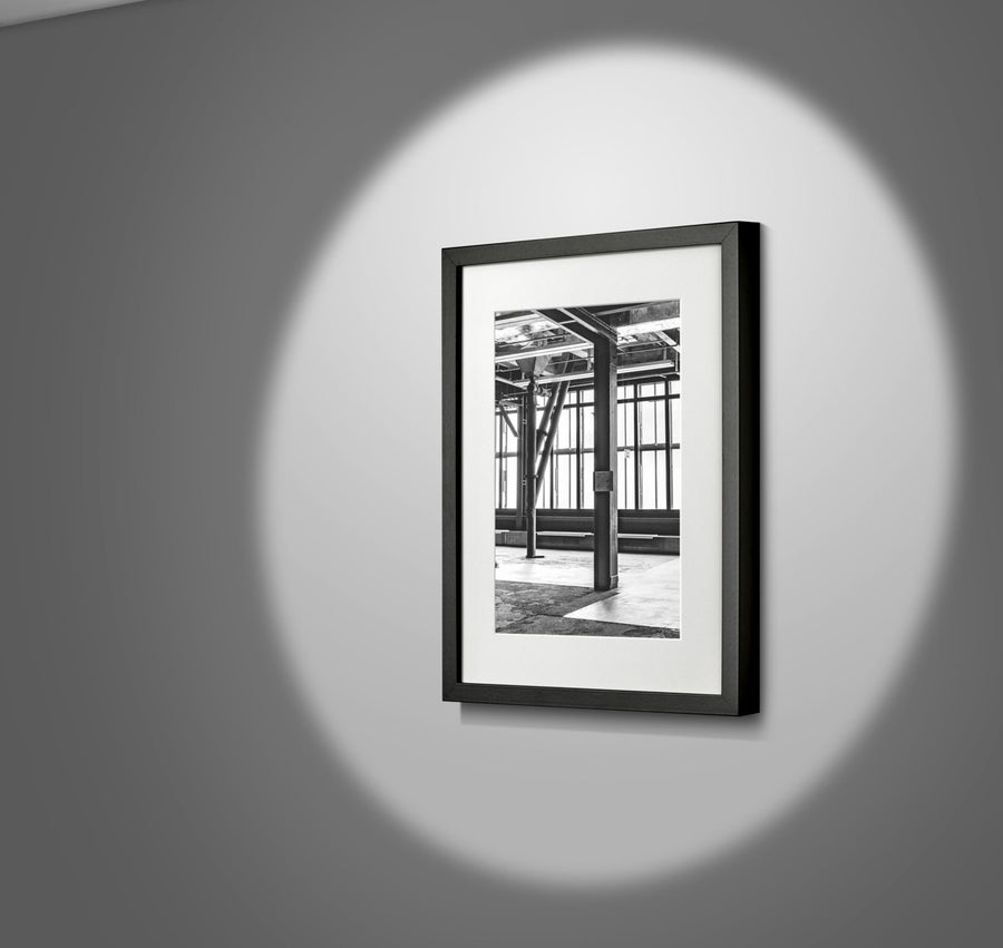 Gros plan sur la tache de lumière ronde projetée sur une image encadrée.