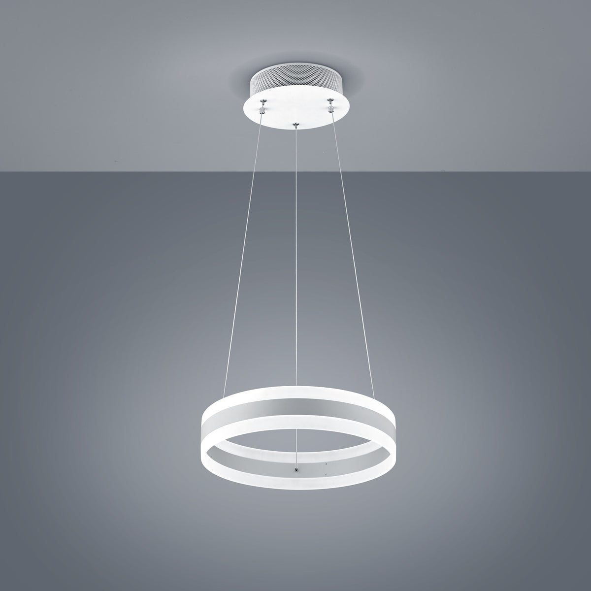 Vue rapprochée du luminaire blanc montrant l'anneau, les câbles et la finition