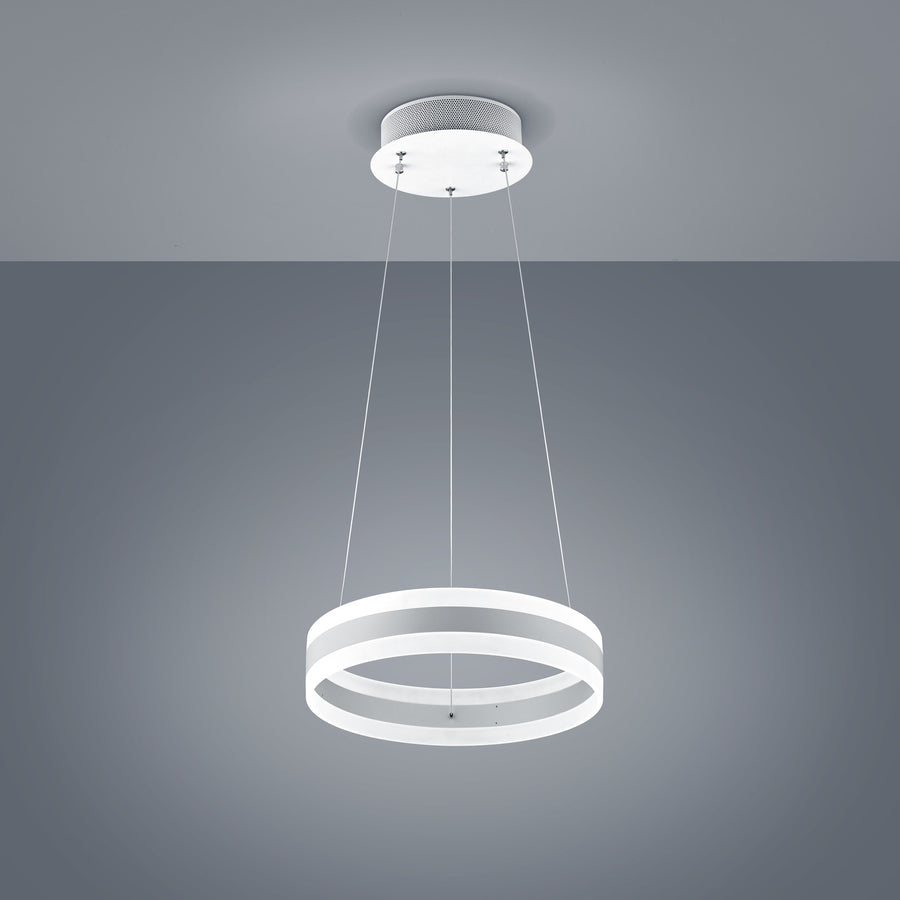 Vue rapprochée du luminaire blanc montrant l'anneau, les câbles et la finition