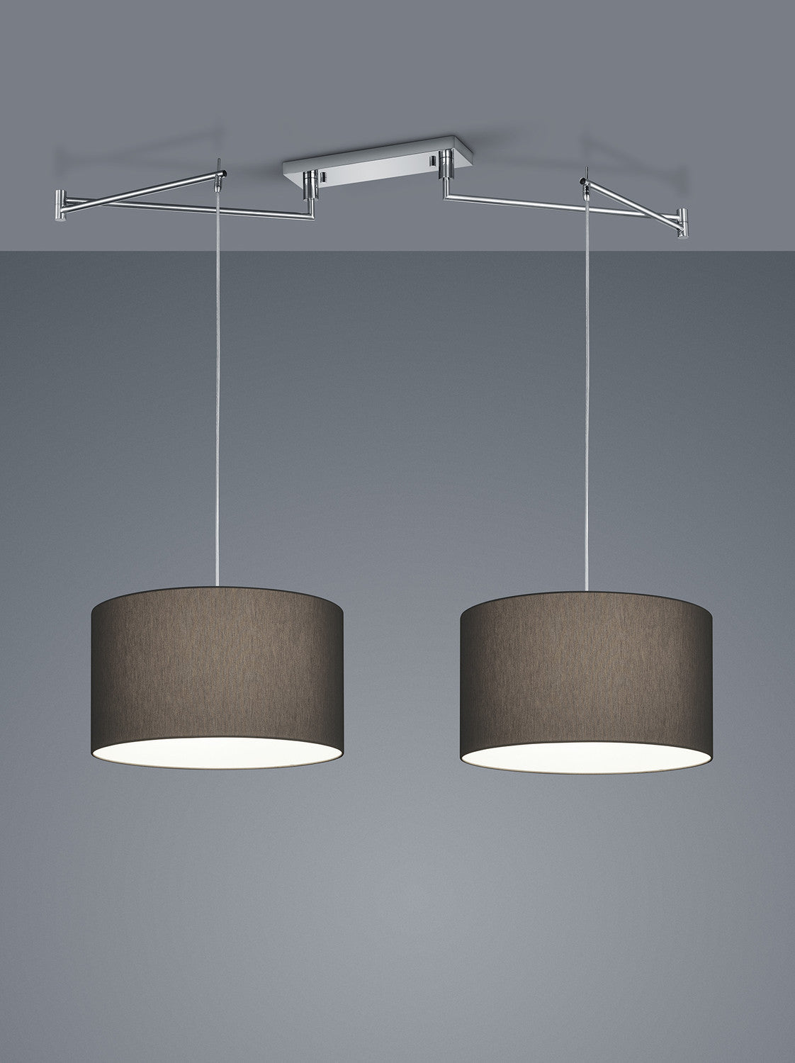 Détail du support plafond chromé à bras articulés et des câbles de suspension