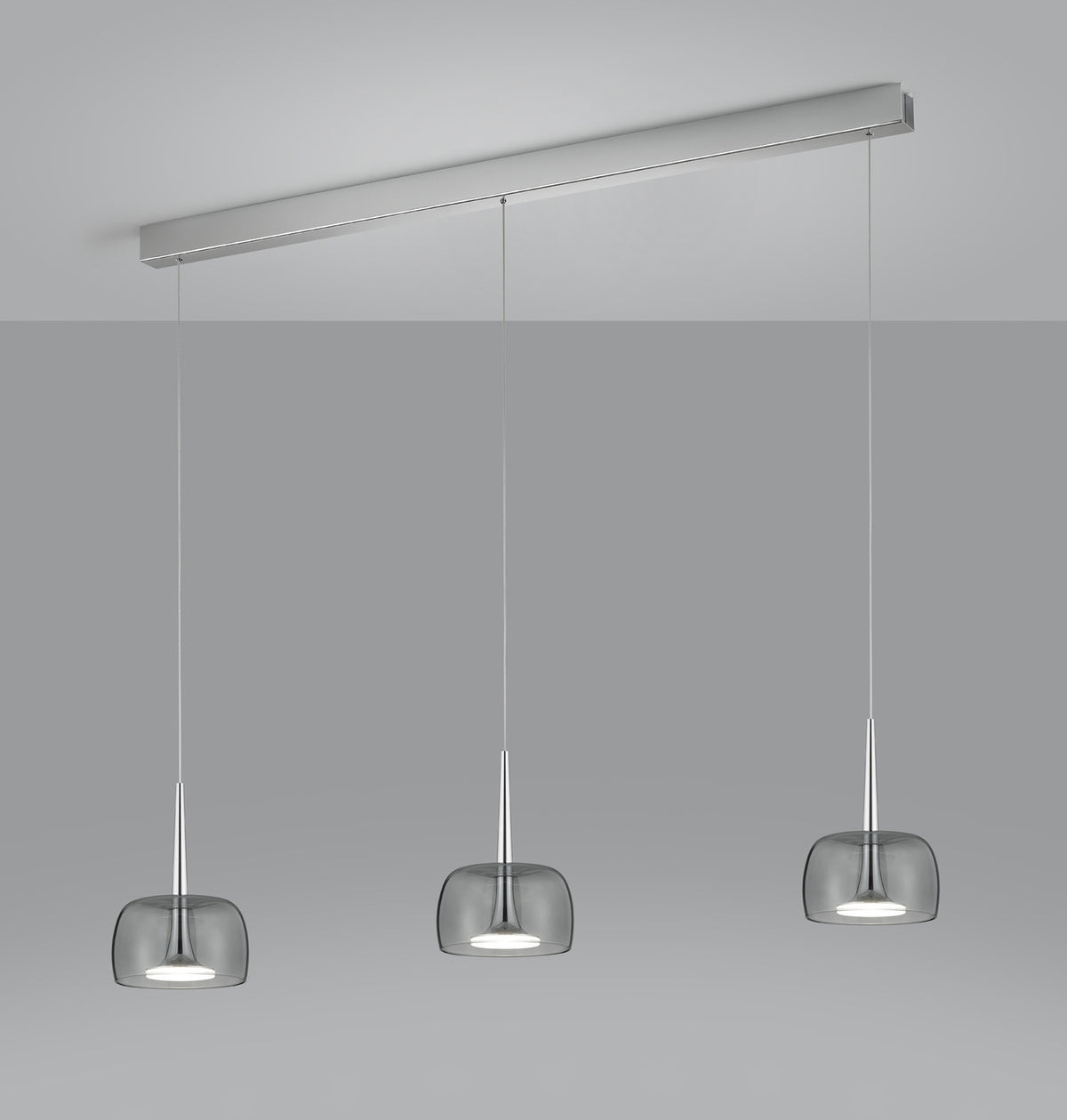 Détail des cloches en verre fumé gris et de leur finition chromée polie