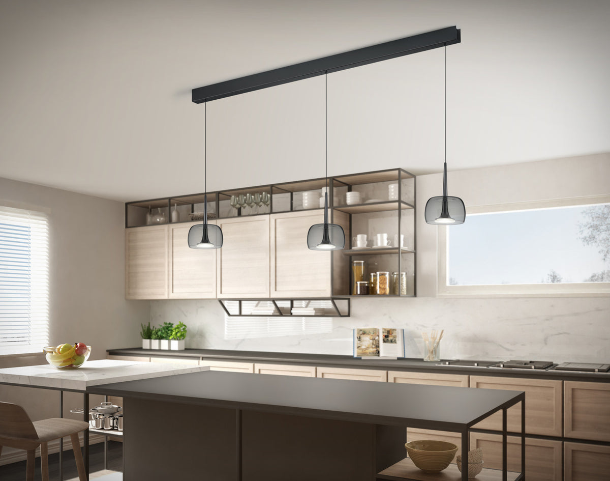 Luminaire installé au plafond au-dessus du plan de travail dans la cuisine