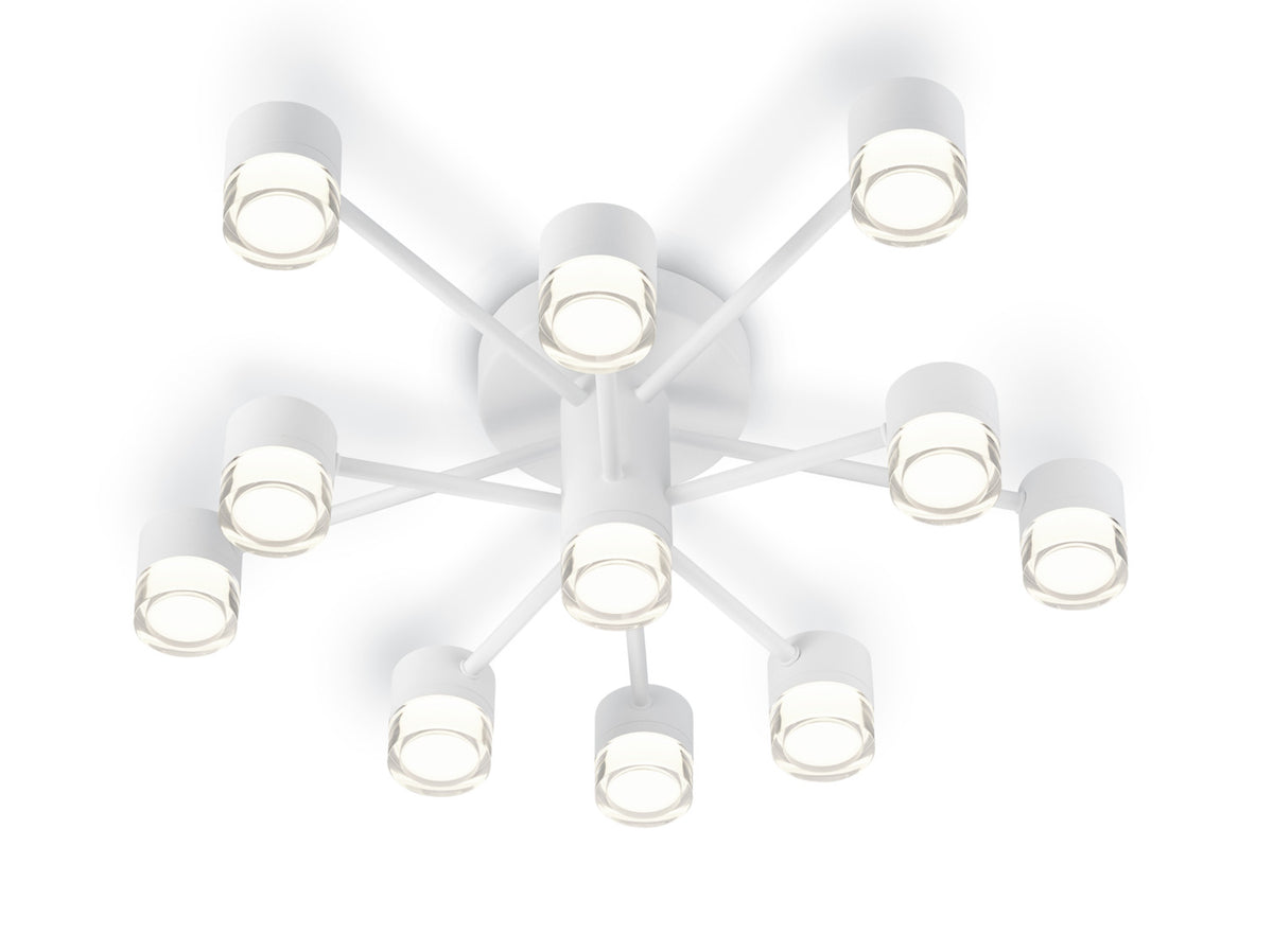 Vue de dessous du plafonnier blanc à neuf bras et diffuseurs en verre transparent