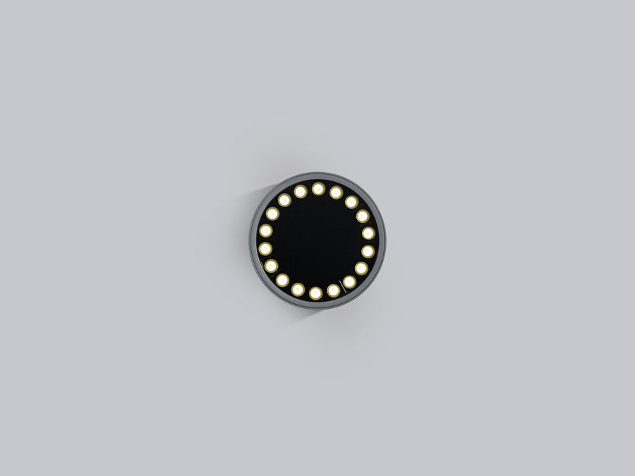 Vue frontale stricte du luminaire éteint, anneau de LED visibles.