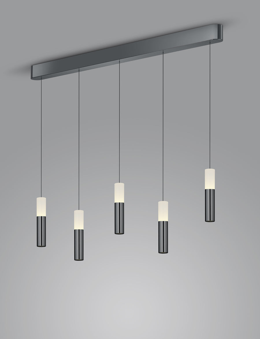 Détail du luminaire, tubes opale et chrome suspendus à hauteurs décalées