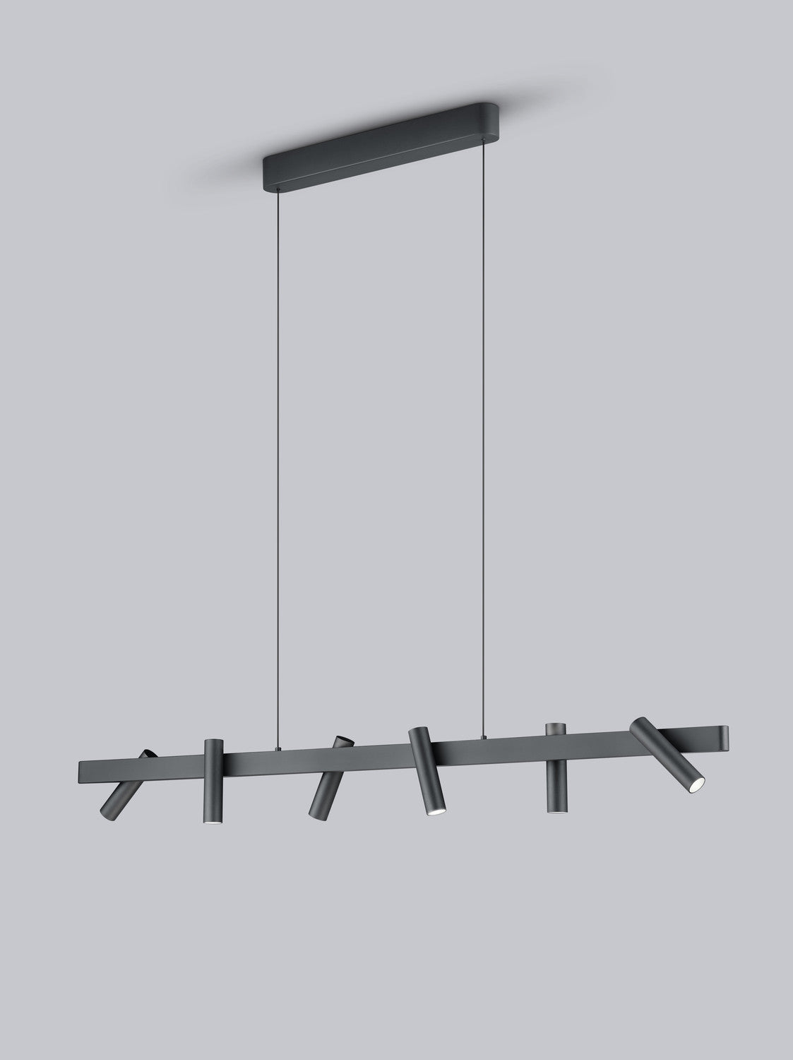 Vue de trois quarts du luminaire suspendu, montrant le profil des spots cylindriques noirs