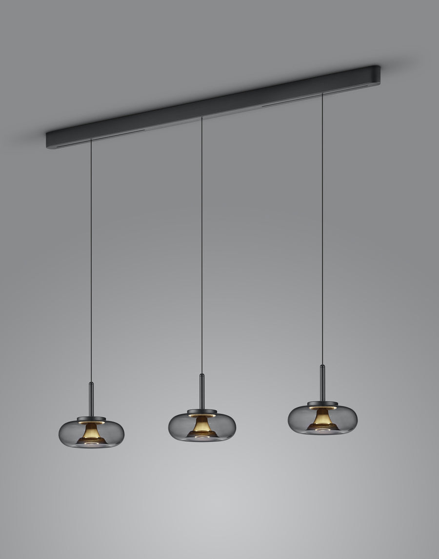 Suspension noire à trois abat-jours en verre fumé sur fond gris