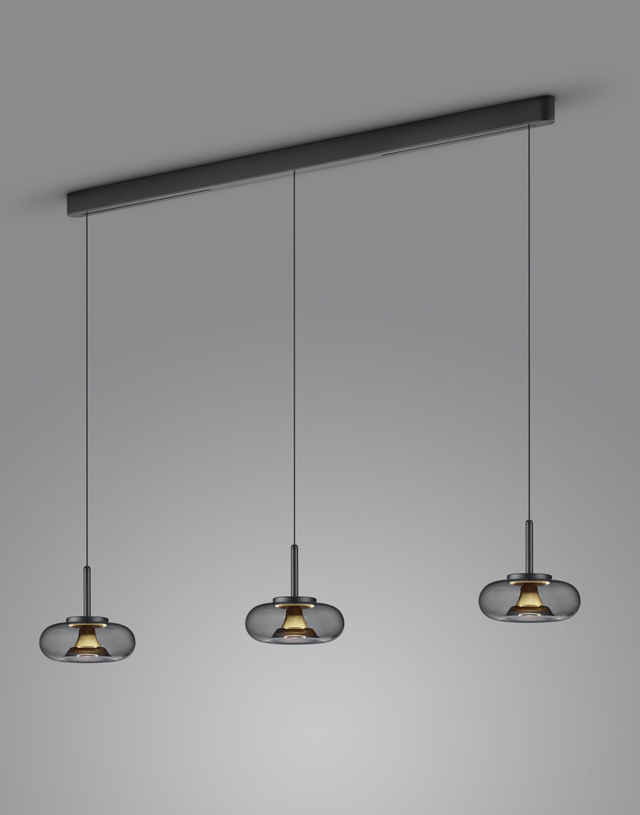 Vue de face du luminaire suspendu avec trois diffuseurs en verre