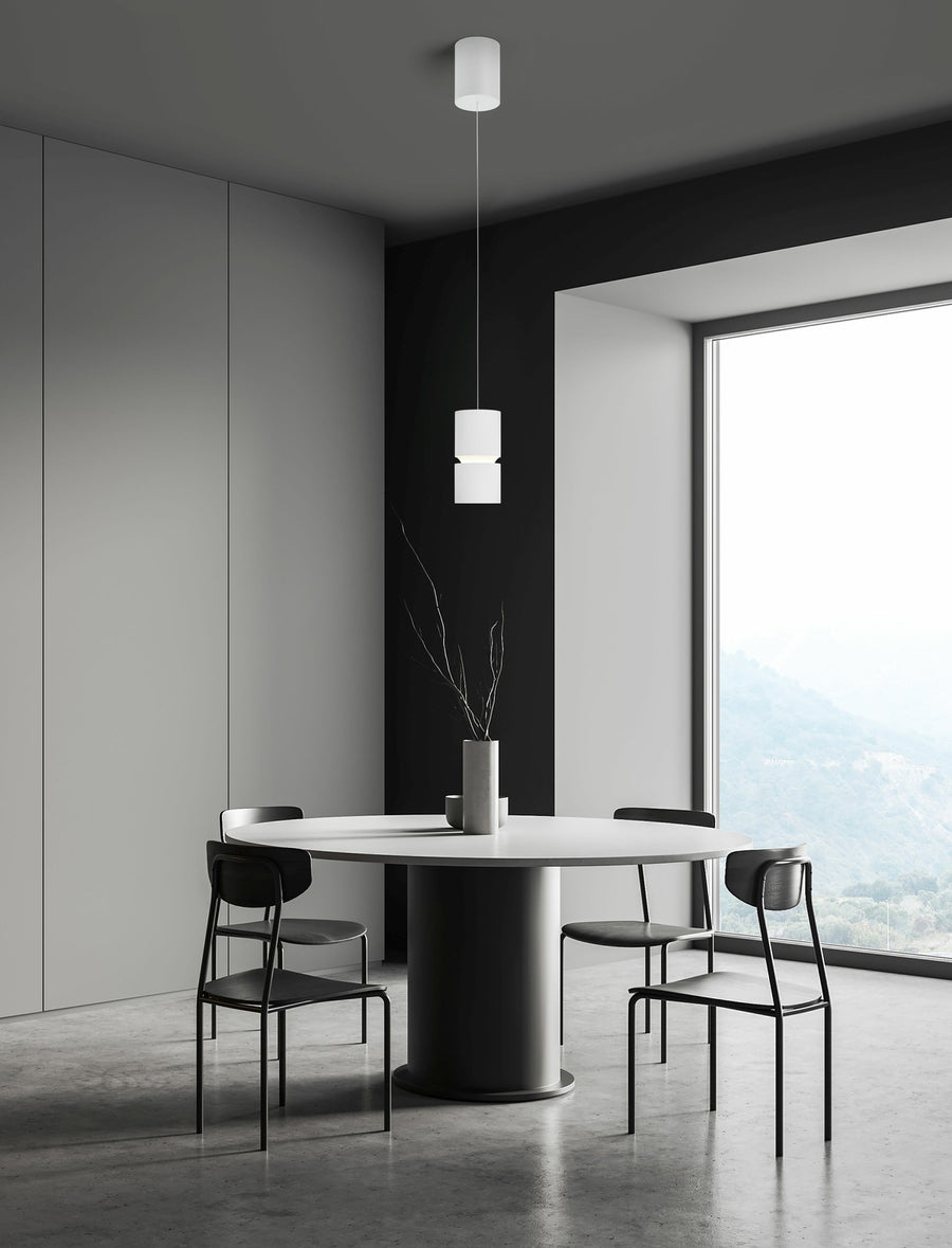 Version blanche du luminaire suspendu au-dessus d'une table ronde minimaliste