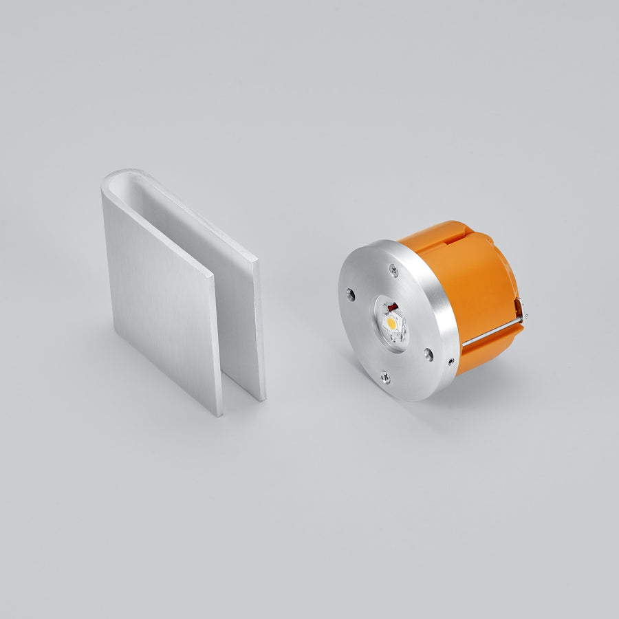 Détail du produit démonté : platine aluminium et module LED orange