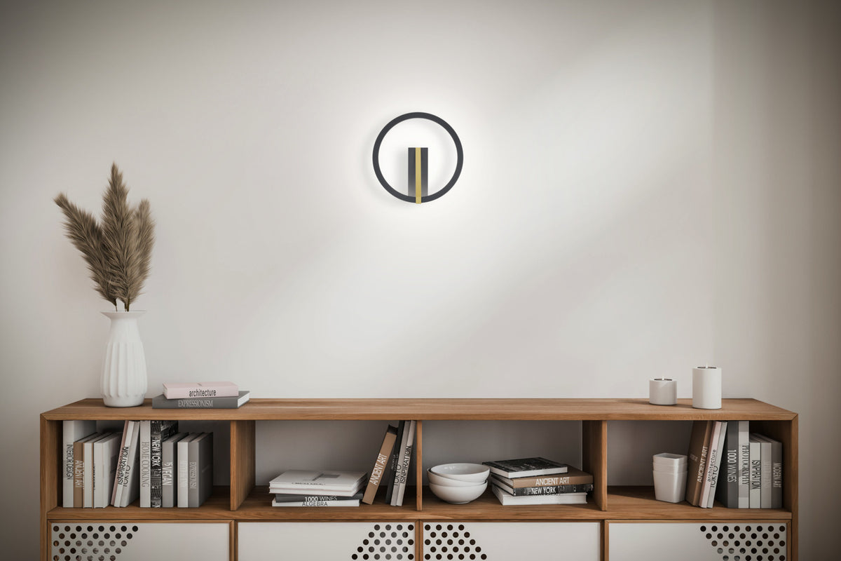 Mise en ambiance sur mur blanc au-dessus d'un meuble en bois clair