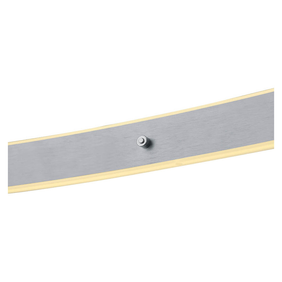 Détail de la finition : surface aluminium brossé, liseré lumineux et petit élément central métallique.