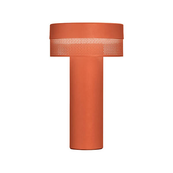 Lampe à poser orange de face sur fond blanc, pied cylindrique et abat-jour perforé