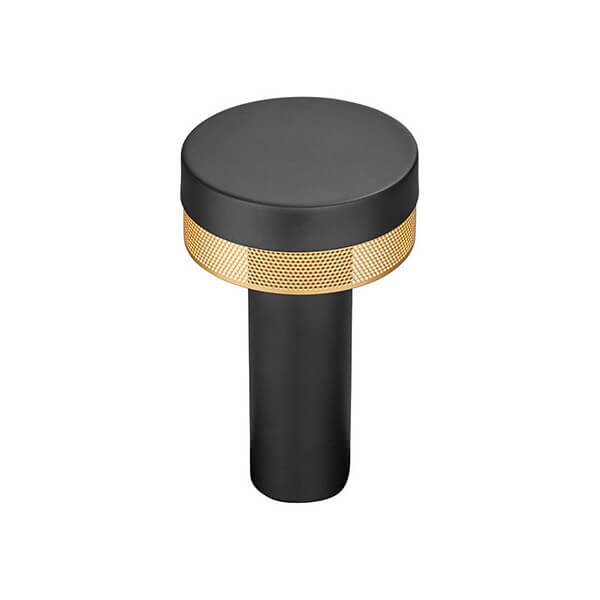 Vue en plongée du luminaire noir et doré, détail de la bague ajourée dorée.
