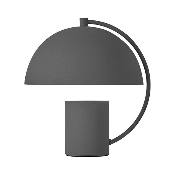 Vue de face d'une lampe noire à abat-jour demi-sphérique et anse latérale