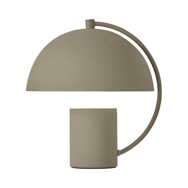 Lampe à poser vert olive de face, abat-jour demi-sphérique et base cylindrique.