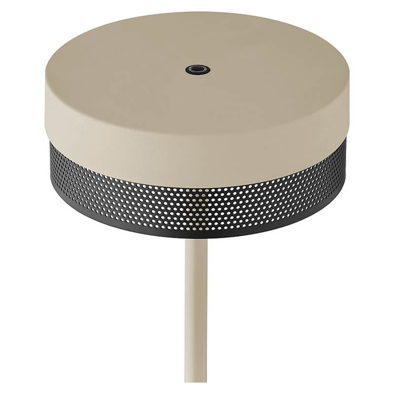Détail rapproché de l'abat-jour cylindrique beige avec bandeau perforé noir