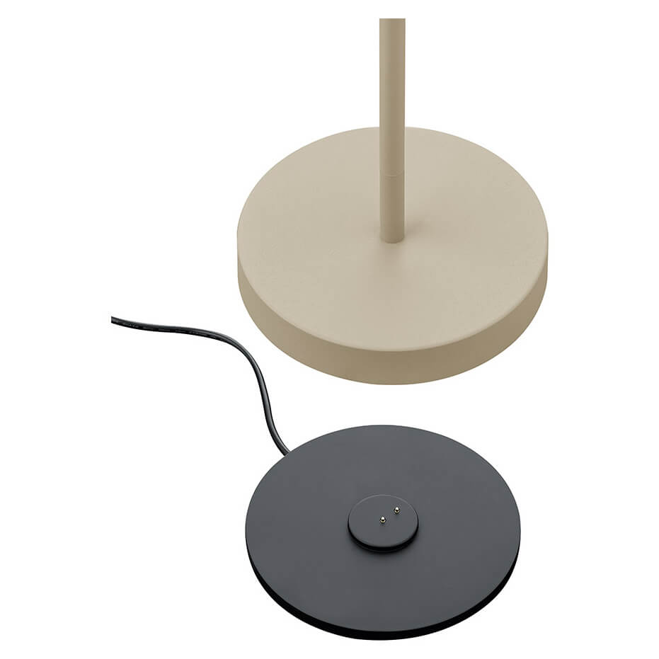 Détail du socle beige et de la base noire de recharge avec câble