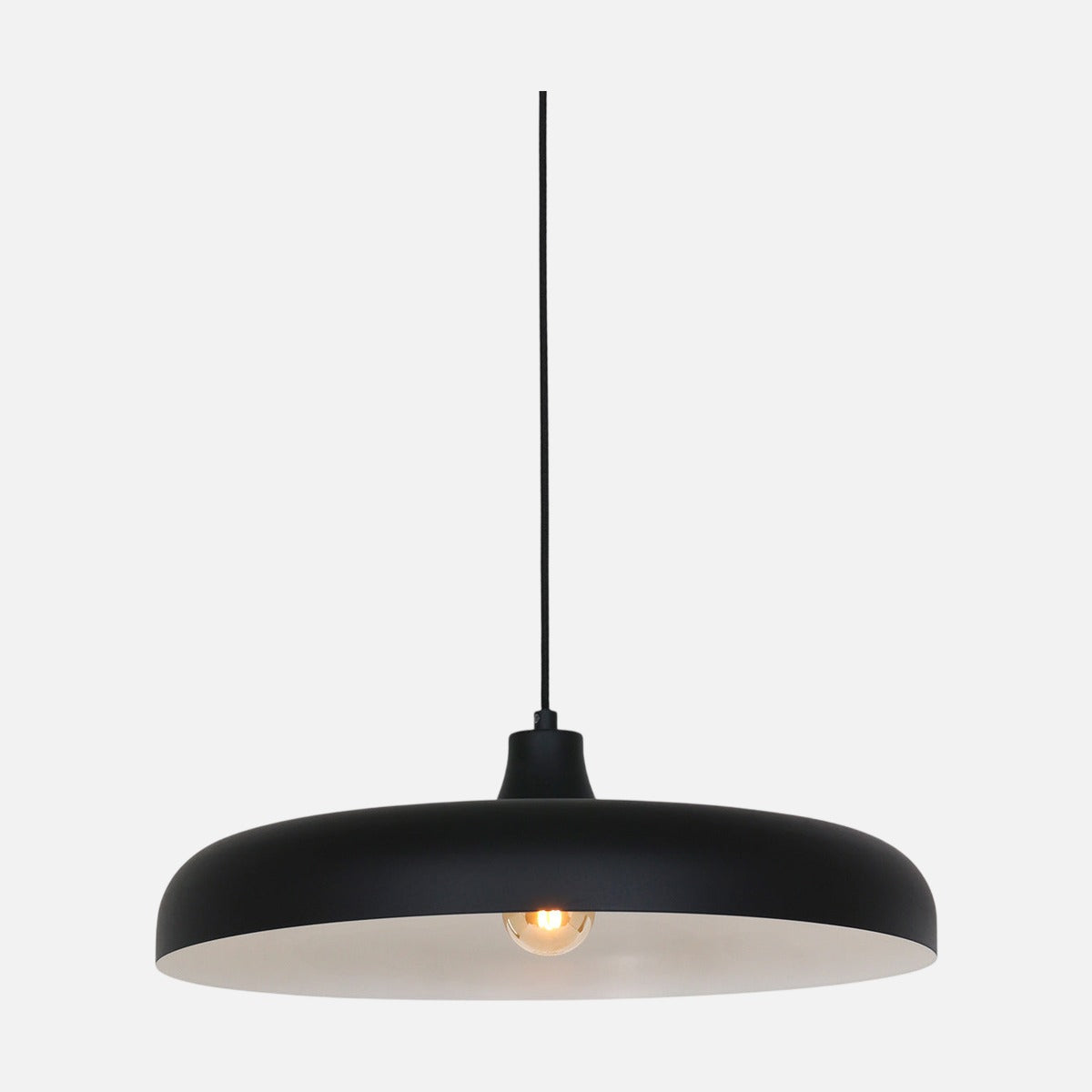 Suspension dôme métal noir mat avec ampoule allumée