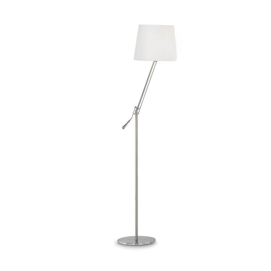 Lampadaire au pied chromé et abat-jour blanc en tissu, présenté de face sur fond blanc.