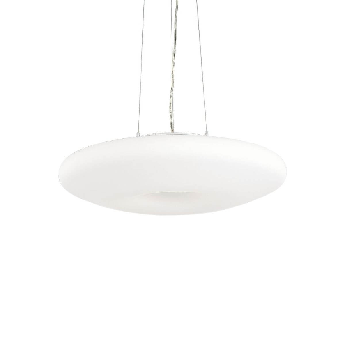 Suspension blanche ovale en verre opalin, vue de face sur fond neutre
