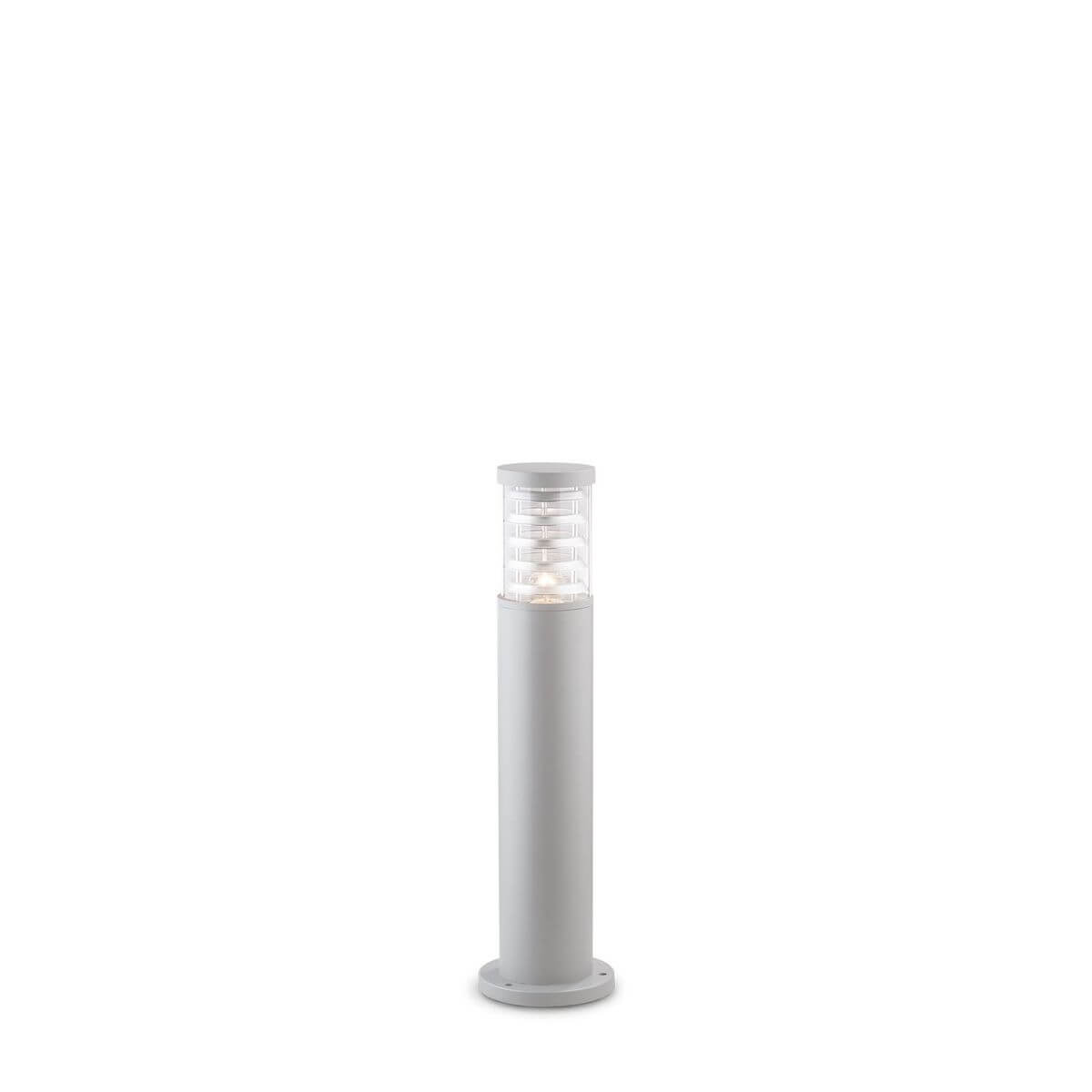 Lampadaire extérieur cylindrique gris, vue de face, hublot strié et lumière allumée
