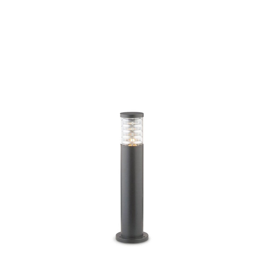 Lampadaire extérieur cylindrique anthracite sur fond blanc, vu de face, avec diffuseur translucide.