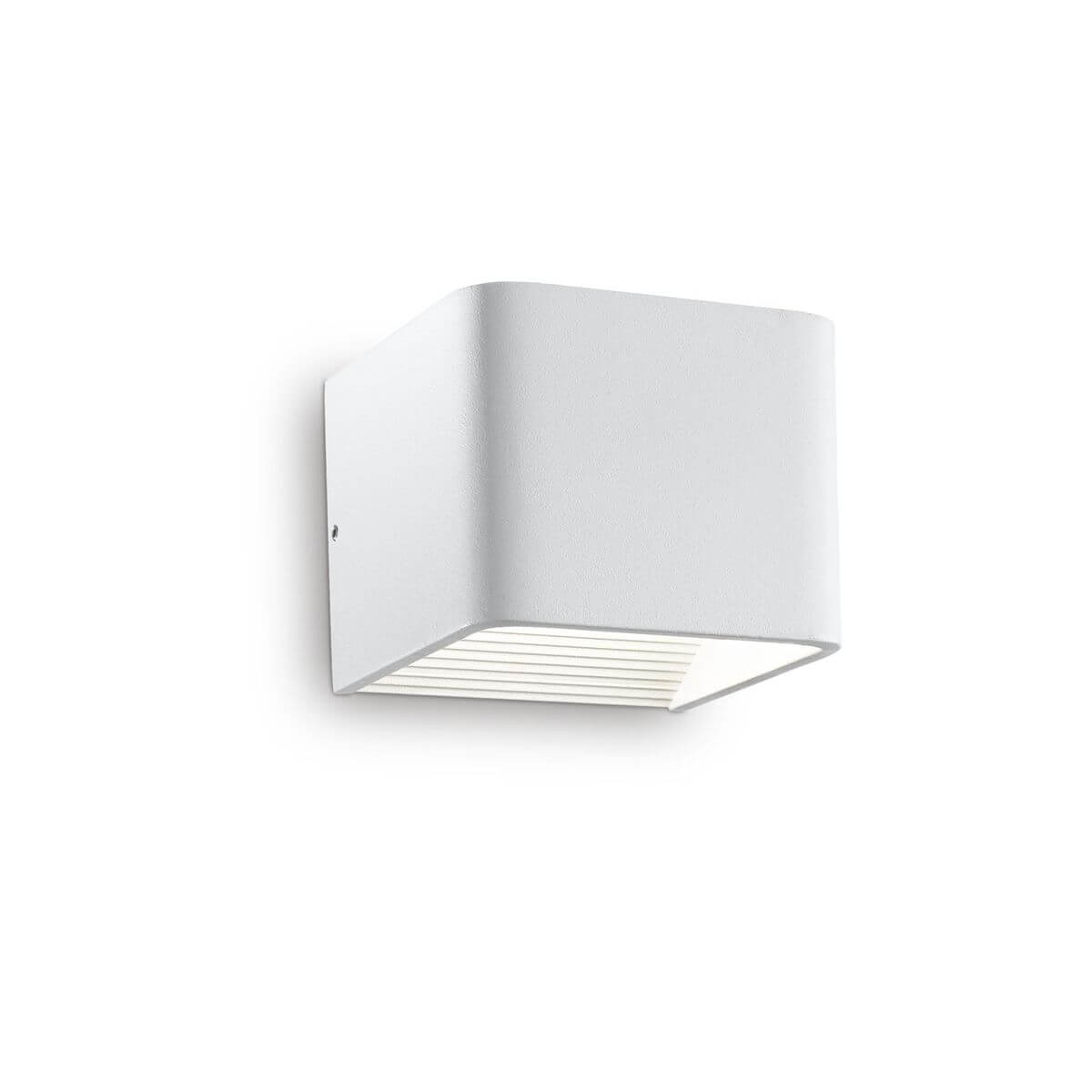 Applique murale blanche cubique de face, grille lumineuse sous le boîtier