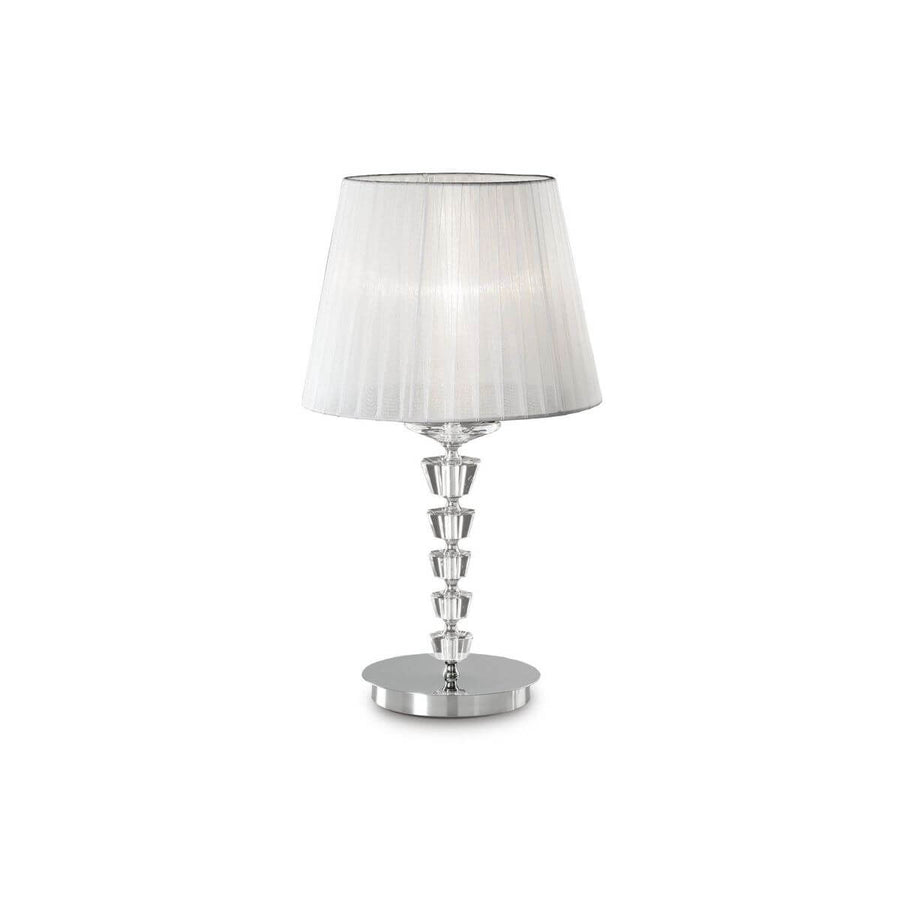 Lampe à poser blanche avec abat-jour plissé et pied en verre, vue de face sur fond blanc.