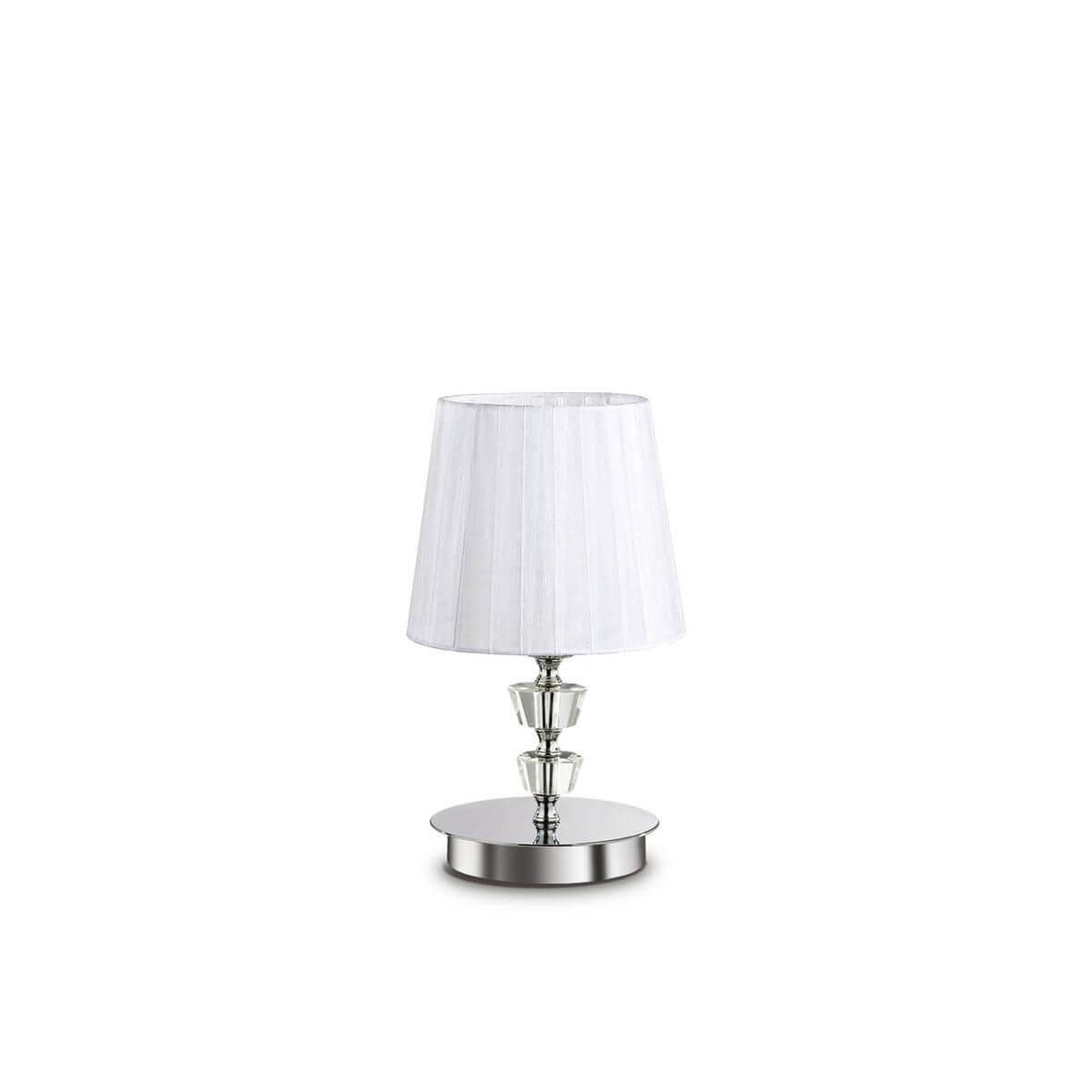 Lampe à poser blanche vue de face, abat-jour conique et socle rond chromé