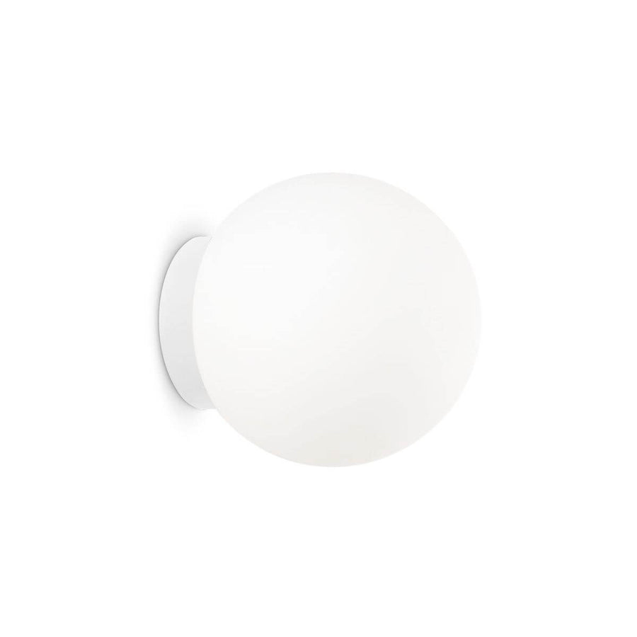 Vue de face du luminaire : sphère blanche en verre opaque sur support mural arrondi.