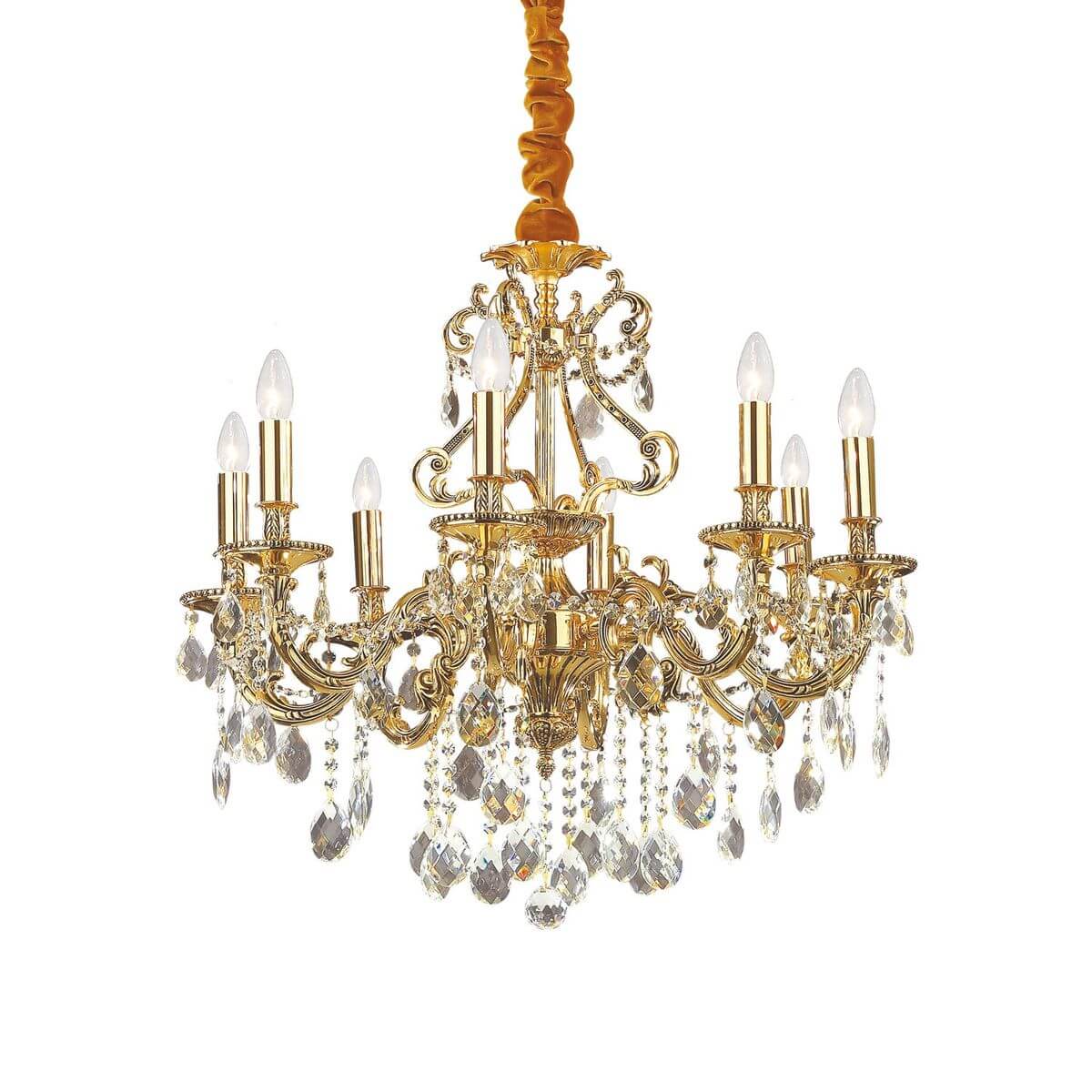 Suspension dorée à huit lumières, bras recourbés et pendeloques en cristal.