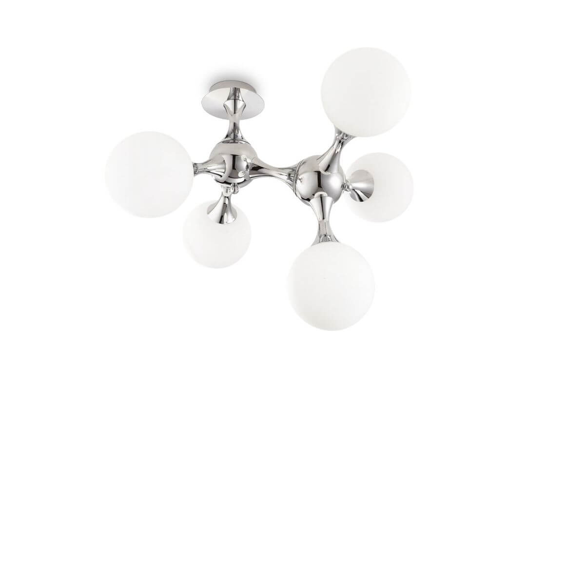 Plafonnier cinq globes de verre blanc opalin sur structure chromée, vue de face