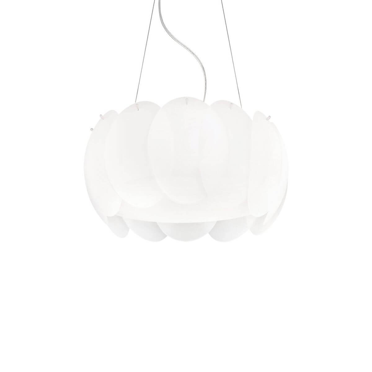 Suspension blanche cinq lumières en verre opalin, vue de face sur fond blanc