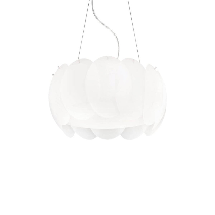 Suspension blanche cinq lumières en verre opalin, vue de face sur fond blanc
