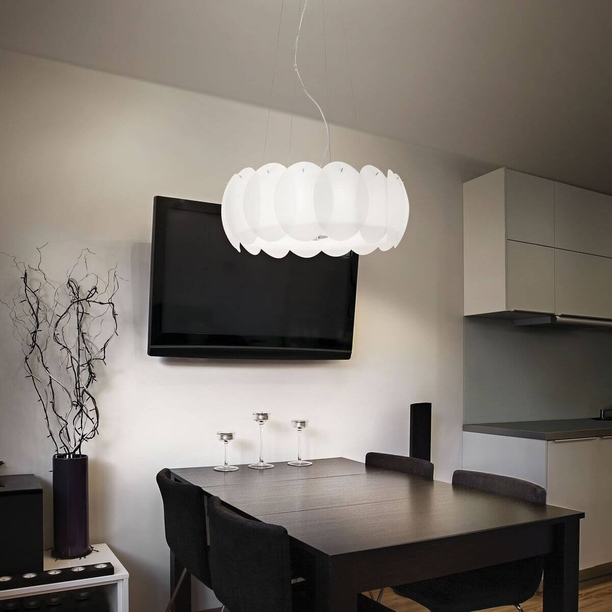 Mise en ambiance du luminaire suspendu au-dessus d'une table à manger sombre