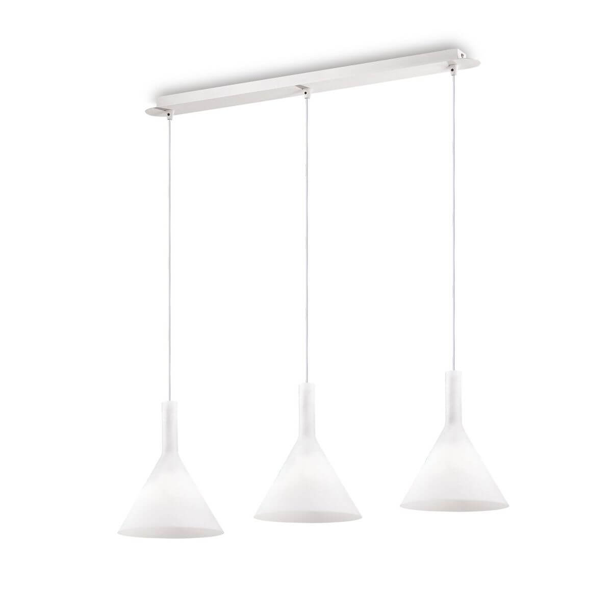 Suspension blanche à trois abat-jours coniques en verre, vue de face sur fond blanc