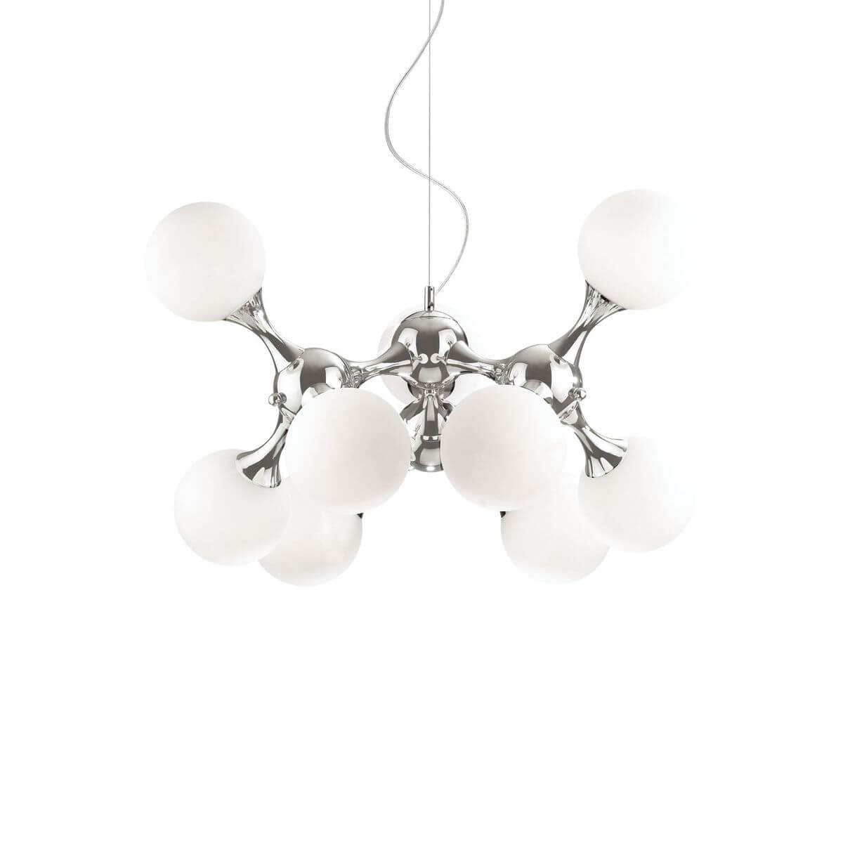 Suspension à neuf globes de verre opalin blanc sur structure chromée, vue de face sur fond blanc
