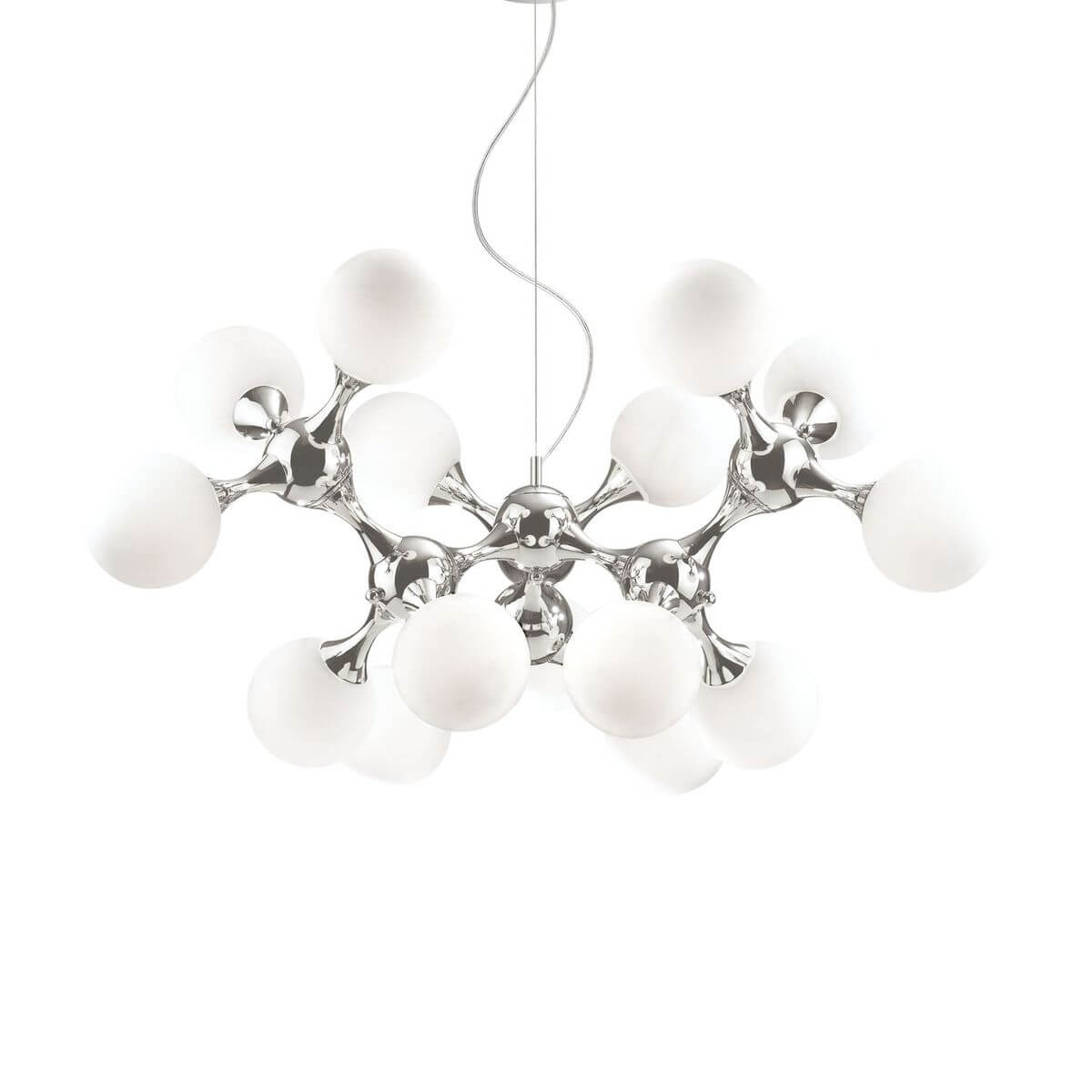 Suspension vue de face sur fond blanc, quinze globes de verre opalin et structure chromée