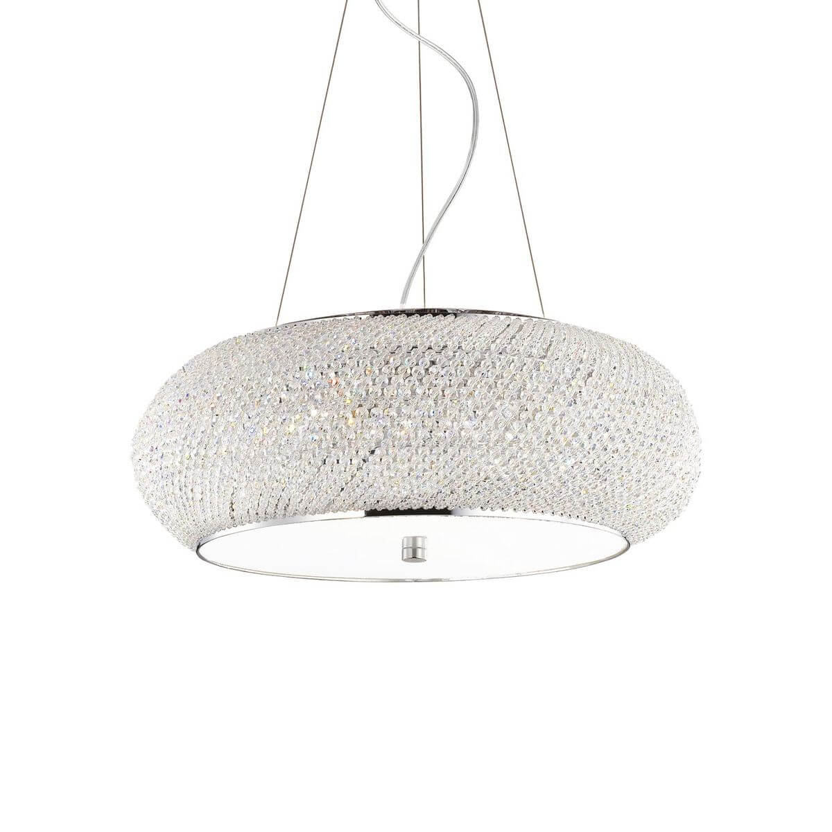 Suspension ovale en cristal chromé, vue de face sur fond blanc, câbles apparents